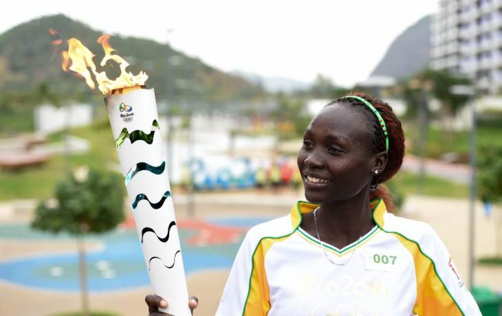 La flamme des JO portée par une sportive du village des réfugiés