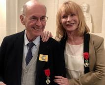 Boris Cyrulnik et Catherine Enjolet, complices lors de la remise de Légion d'Honneur de l'auteure. DR. 