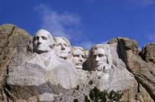 Le  célèbre mémorial du mont Rushmore (État du Dakota du Sud) qui retrace 150 ans d'histoire américaine.Photo Wikipedia.