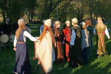 Dainas et danses folkloriques lettones par le groupe Kulgrinda.. Photo Wikipedia.