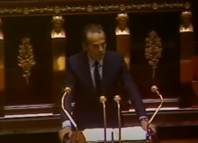 Le Ministre de la Justice Robert Badinter devant l'Assemblée nationale. Capture d'écran vidéo INA.