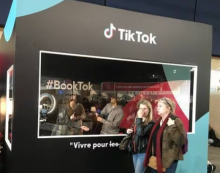 Le stand TikTok au Festival du Livre de Paris avec son studio d'enregistrement #BookTok