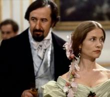 Capture d'écran du film Madame Bovary de Claude Chabrol (1991) avec Isabelle Huppert dans le rôle-titre et Jean-François Balmer pour incarner Charles Bovary 